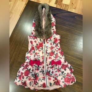 BETSEY JOHNSON GIRLS VEST SIZE 2T PINK ROSES FLORAL WITH PINK FAUX FUR COLAR